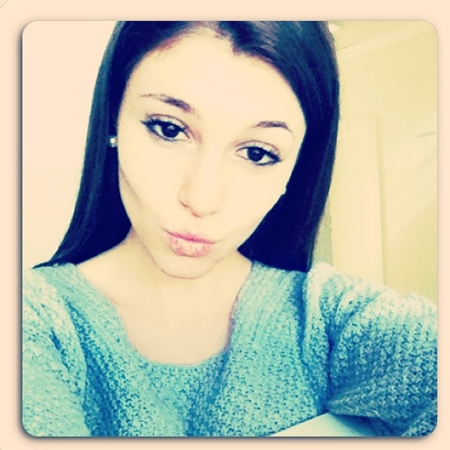 Carolina Neto taking a selfie