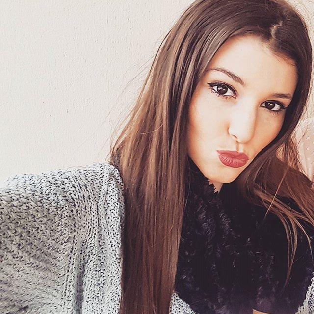 Carolina Neto taking a selfie