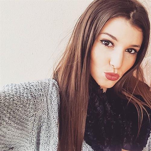 Carolina Neto taking a selfie