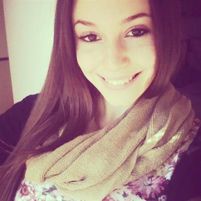 Carolina Neto taking a selfie