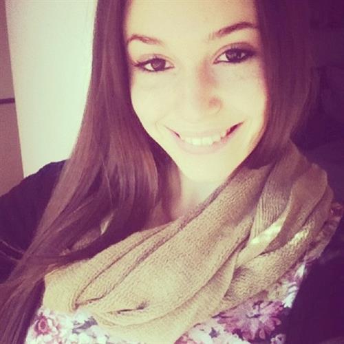 Carolina Neto taking a selfie