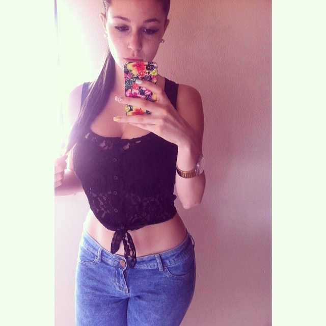 Carolina Neto taking a selfie