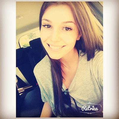 Carolina Neto taking a selfie