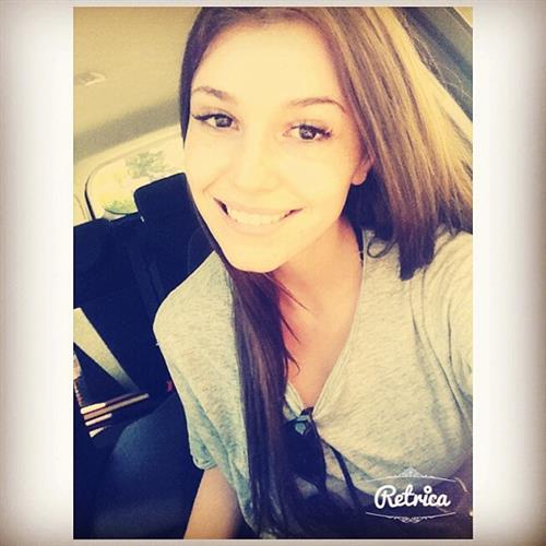 Carolina Neto taking a selfie