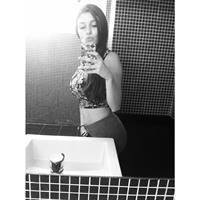 Carolina Neto taking a selfie