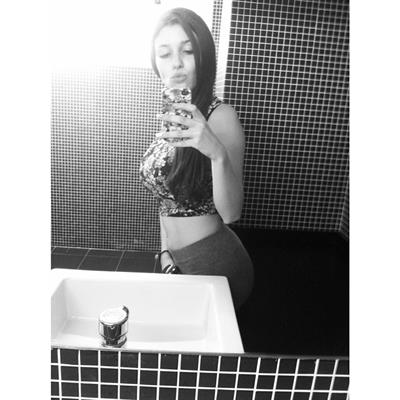 Carolina Neto taking a selfie