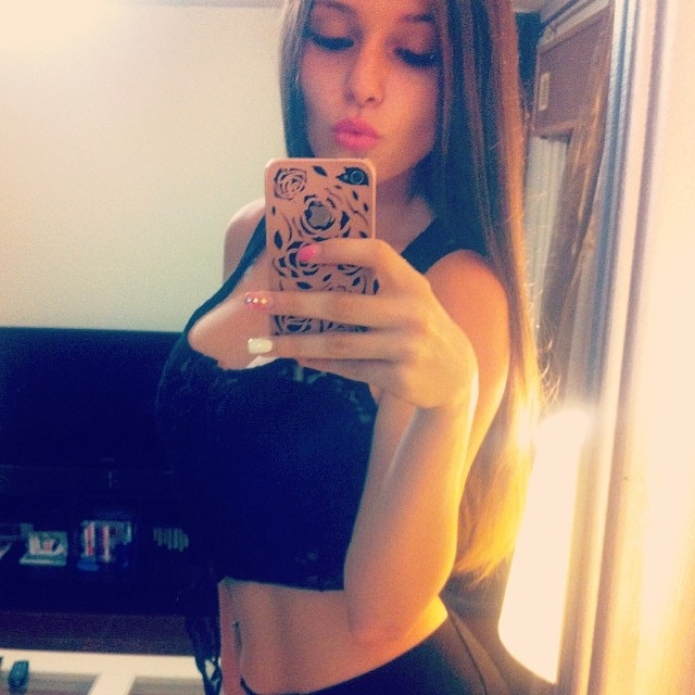 Carolina Neto taking a selfie