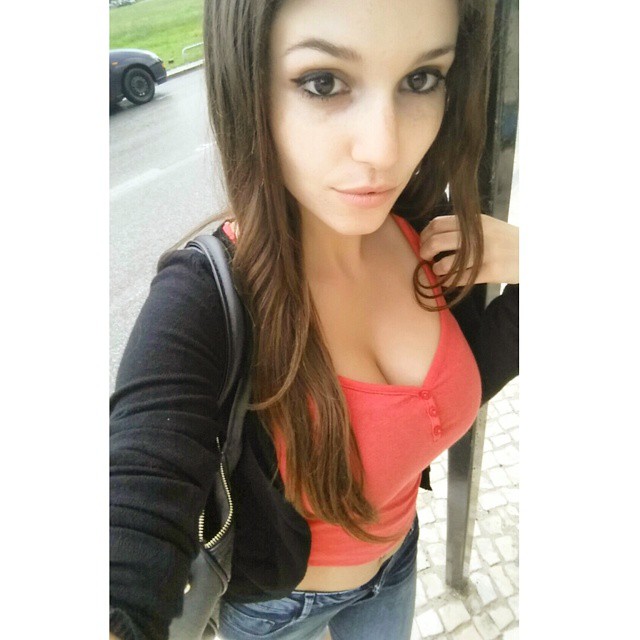 Carolina Neto taking a selfie