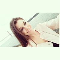 Carolina Neto taking a selfie