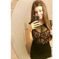 Carolina Neto taking a selfie