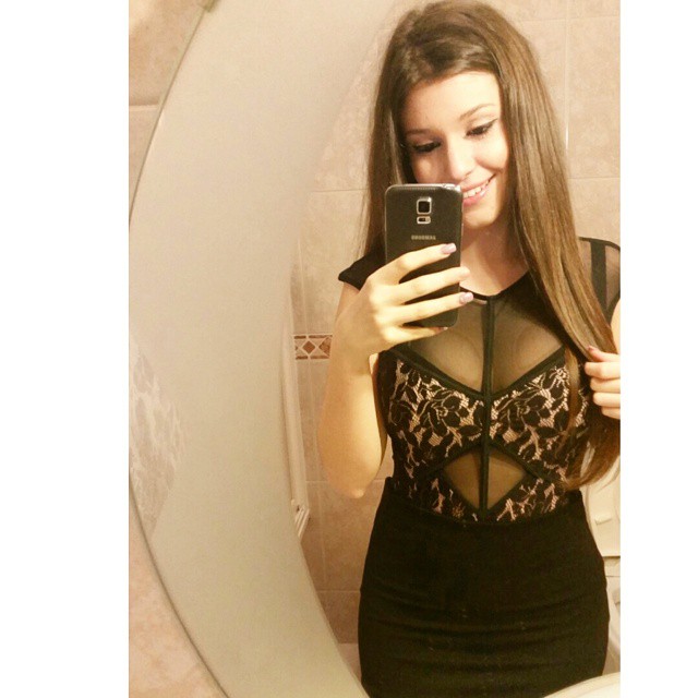 Carolina Neto taking a selfie