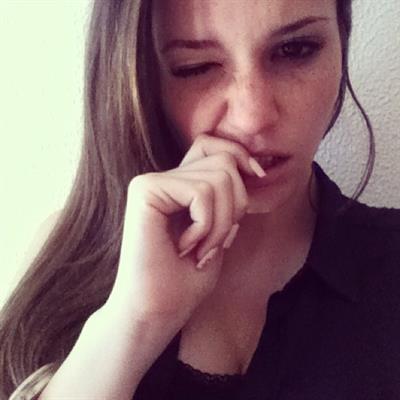 Carolina Neto taking a selfie