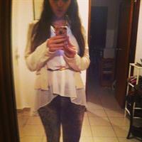 Carolina Neto taking a selfie