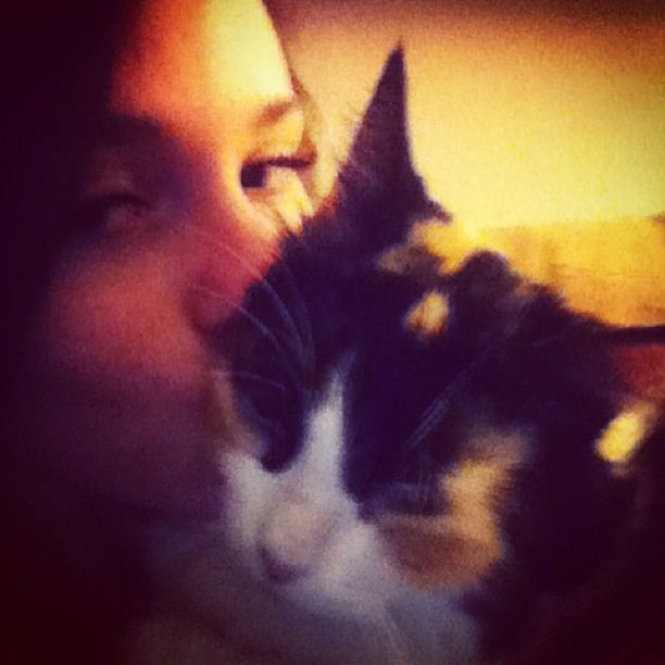 Carolina Neto taking a selfie