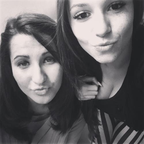 Carolina Neto taking a selfie