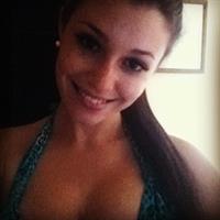 Carolina Neto taking a selfie