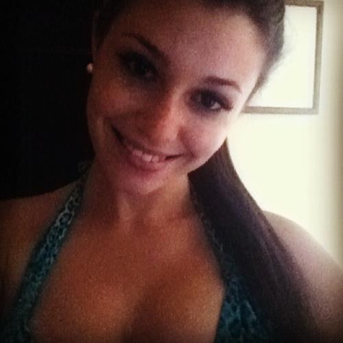 Carolina Neto taking a selfie