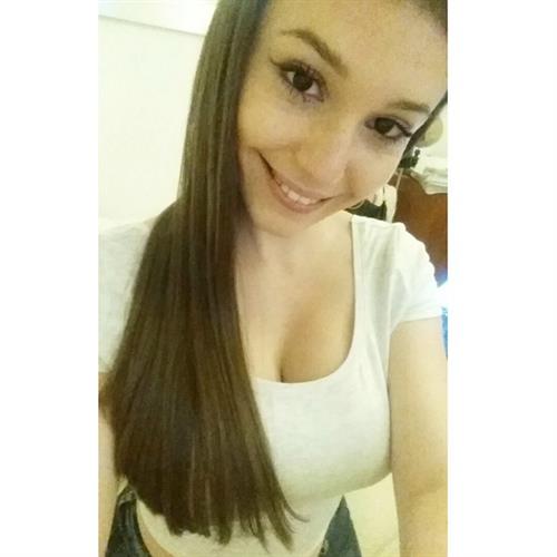 Carolina Neto taking a selfie