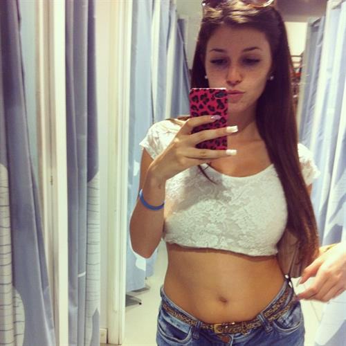 Carolina Neto taking a selfie