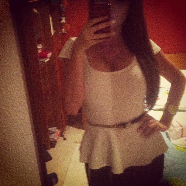 Carolina Neto taking a selfie