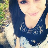 Carolina Neto taking a selfie