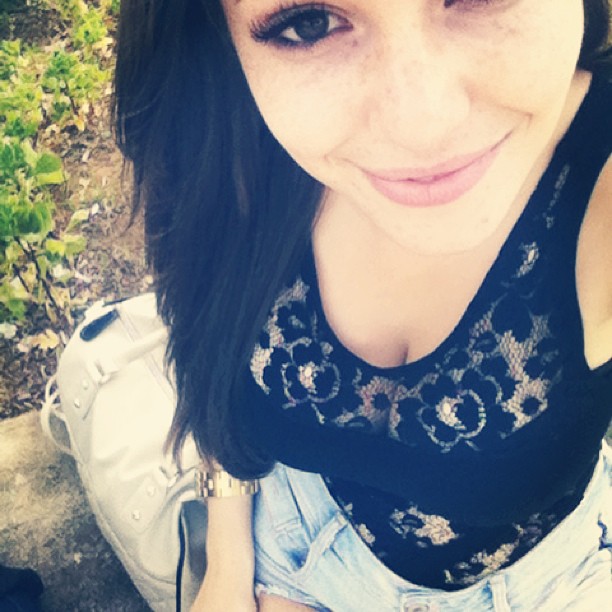 Carolina Neto taking a selfie