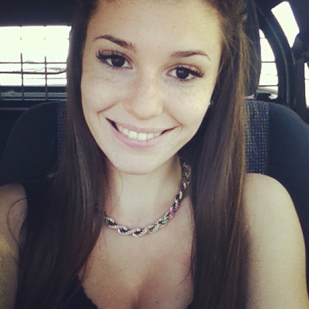 Carolina Neto taking a selfie