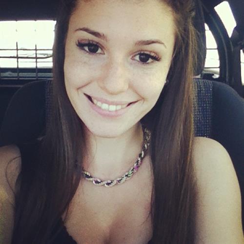 Carolina Neto taking a selfie