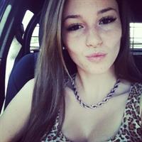 Carolina Neto taking a selfie