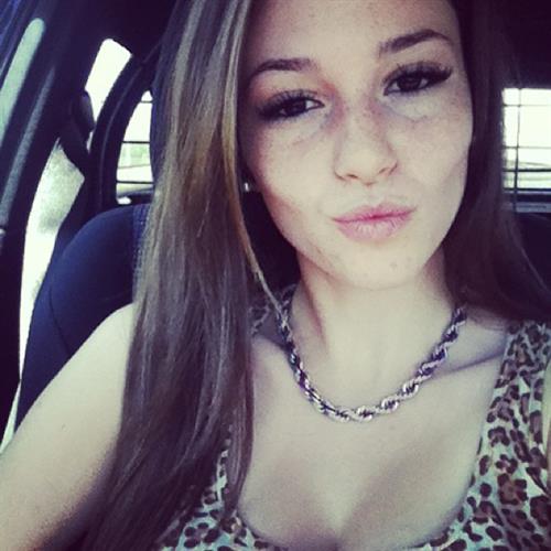 Carolina Neto taking a selfie