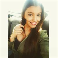 Carolina Neto taking a selfie