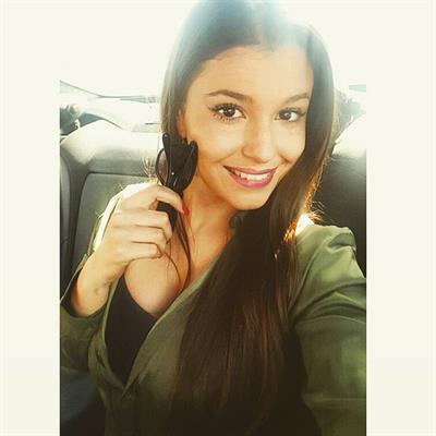 Carolina Neto taking a selfie