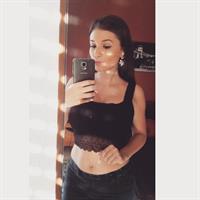 Carolina Neto taking a selfie