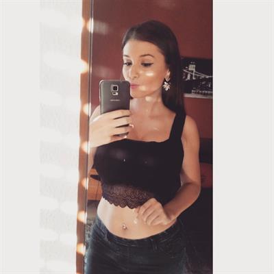 Carolina Neto taking a selfie