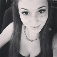 Carolina Neto taking a selfie