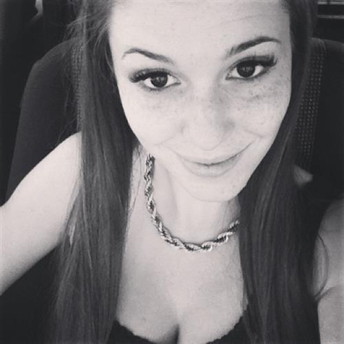 Carolina Neto taking a selfie