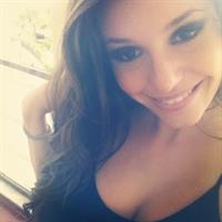 Carolina Neto taking a selfie