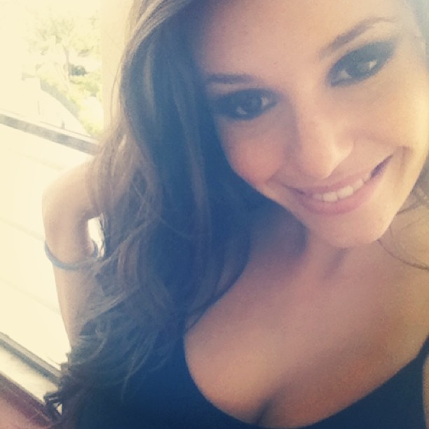 Carolina Neto taking a selfie