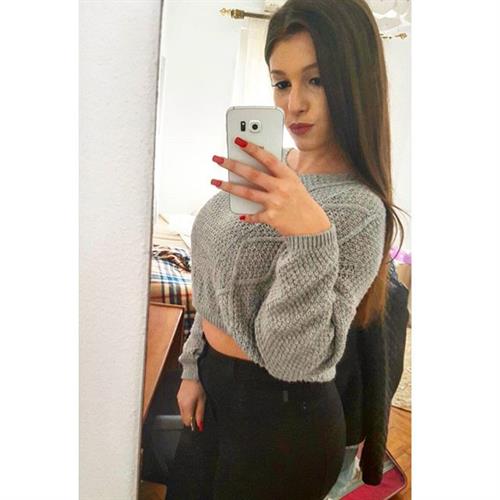 Carolina Neto taking a selfie