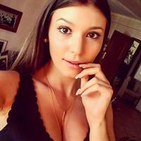 Carolina Neto taking a selfie