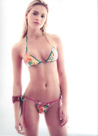 Elisandra Tomacheski in a bikini