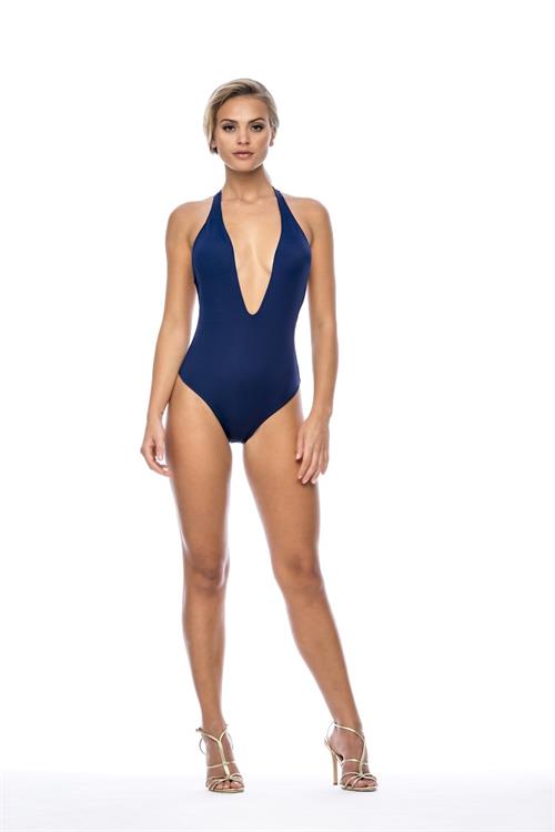 Elisandra Tomacheski in a bikini