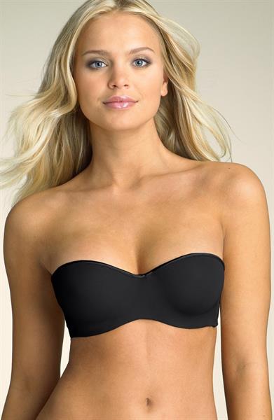 Elisandra Tomacheski in a bikini