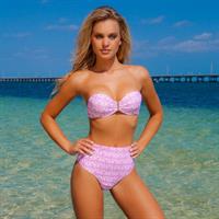 Elisandra Tomacheski in a bikini