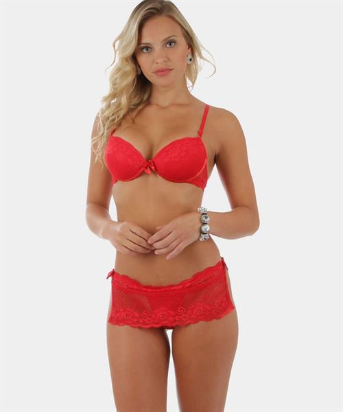 Elisandra Tomacheski in lingerie