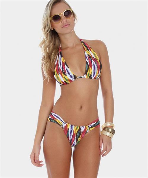 Elisandra Tomacheski in a bikini