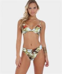 Elisandra Tomacheski in a bikini