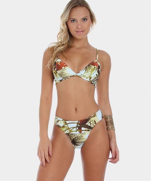 Elisandra Tomacheski in a bikini