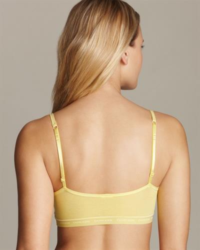 Elisandra Tomacheski in lingerie