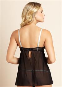 Elisandra Tomacheski in lingerie